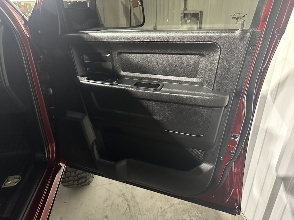 RAM 3500 Tradesman 4x4 Crew Cab 8' Box 2018