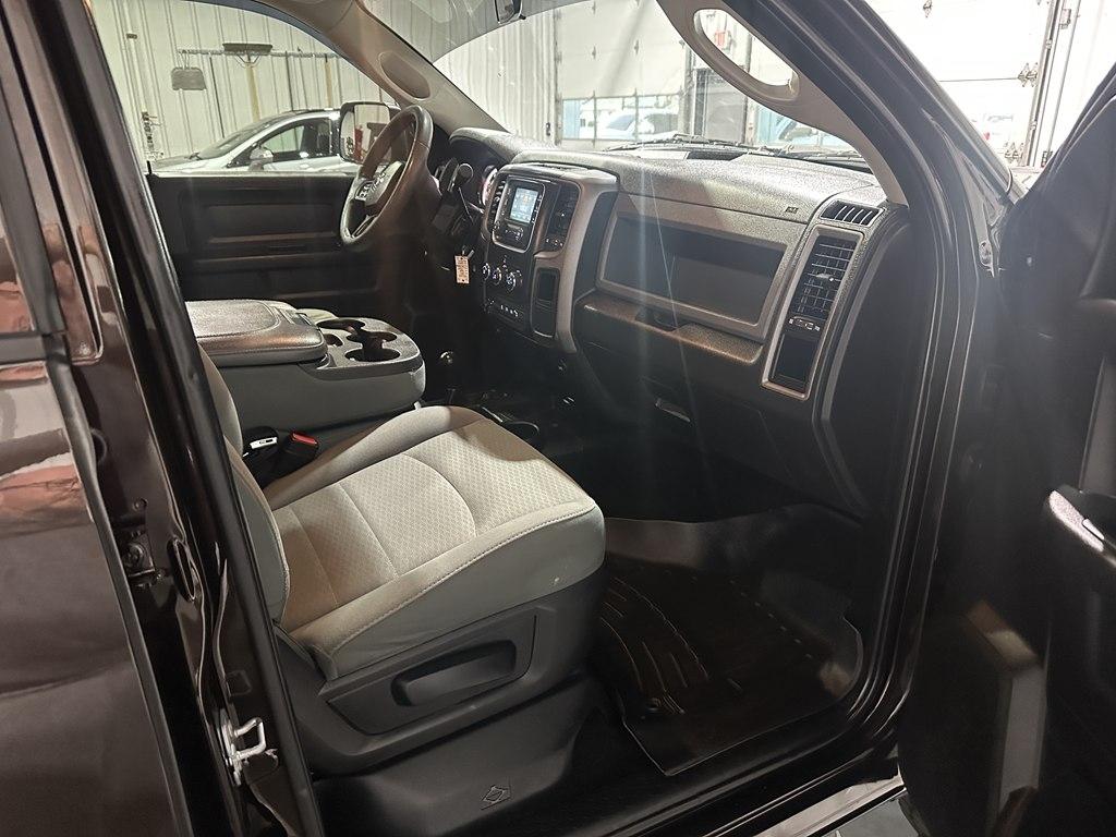 RAM 2500 Tradesman 4x4 Crew Cab 6'4" Box 2017