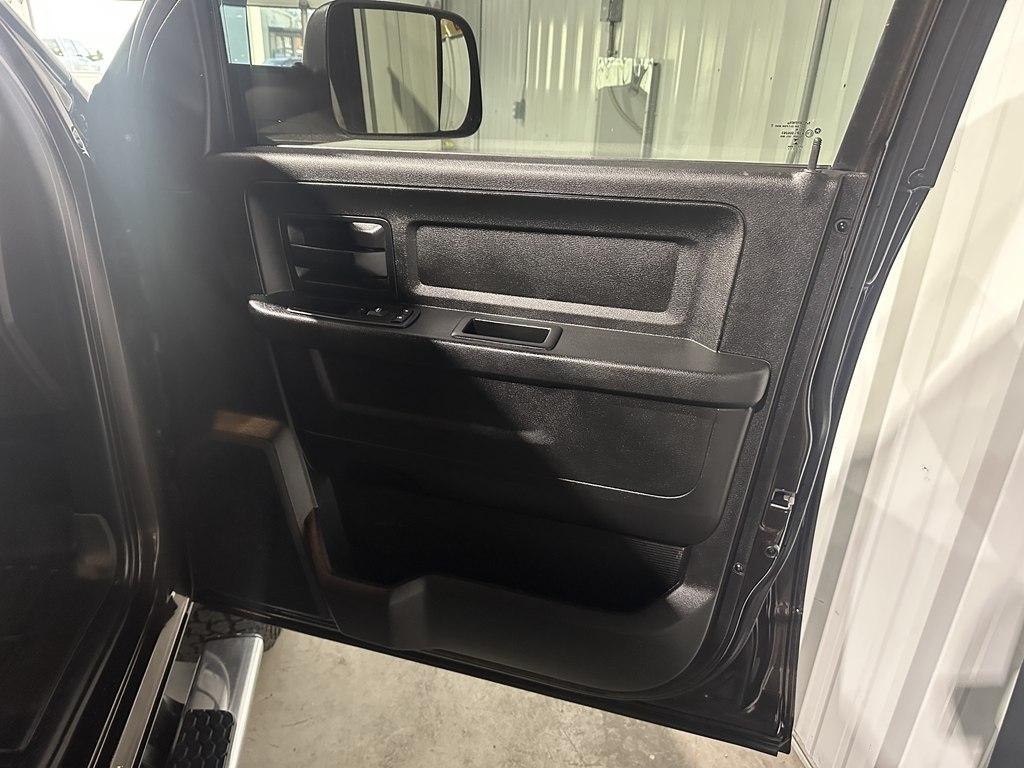 RAM 2500 Tradesman 4x4 Crew Cab 6'4" Box 2017