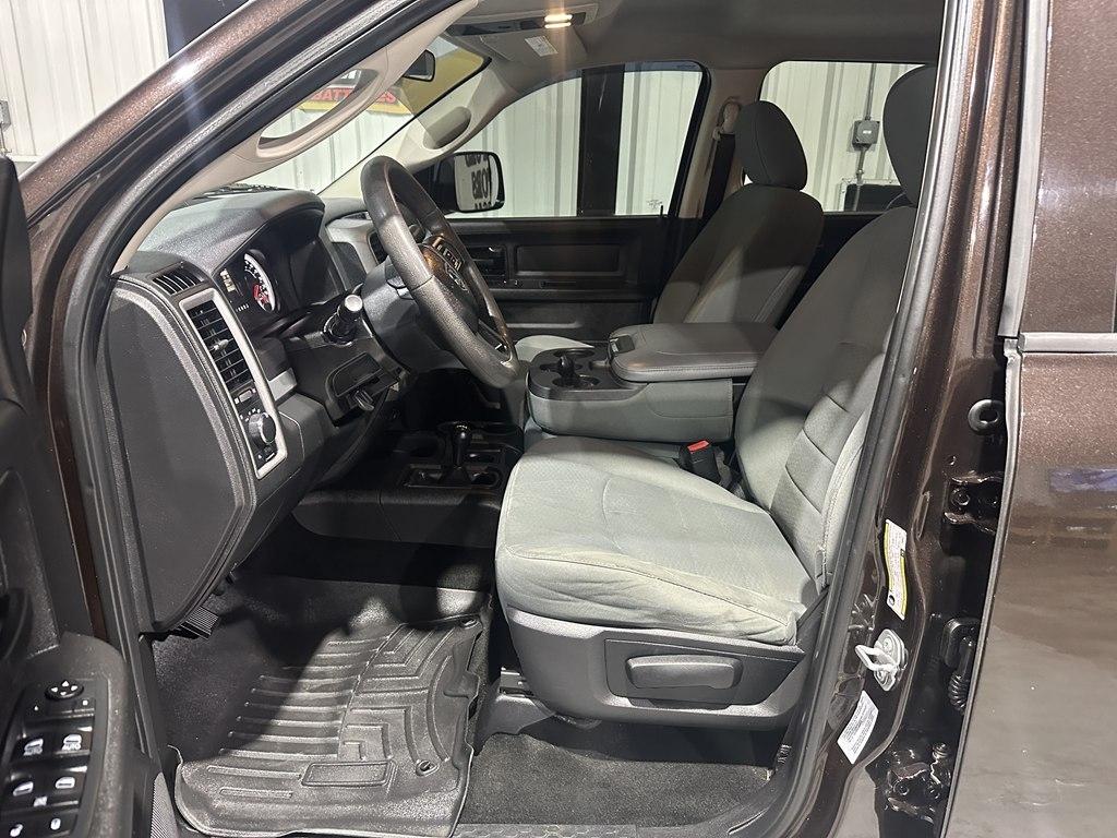 RAM 2500 Tradesman 4x4 Crew Cab 6'4" Box 2017