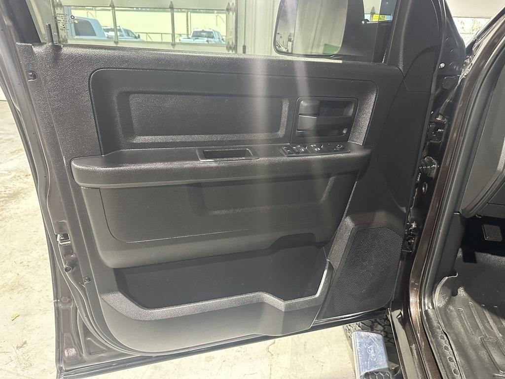 RAM 2500 Tradesman 4x4 Crew Cab 6'4" Box 2017