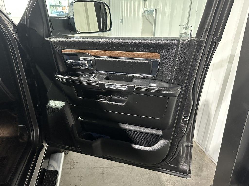 RAM 3500 Laramie 4x4 Crew Cab 8' Box 2018