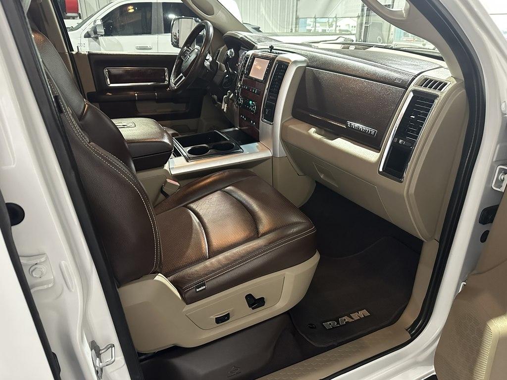 Dodge 3500 4WD Mega Cab 160.5" Laramie 2012