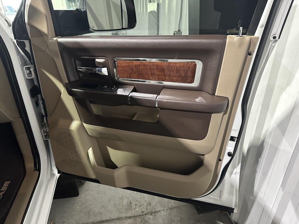 Dodge 3500 4WD Mega Cab 160.5" Laramie 2012