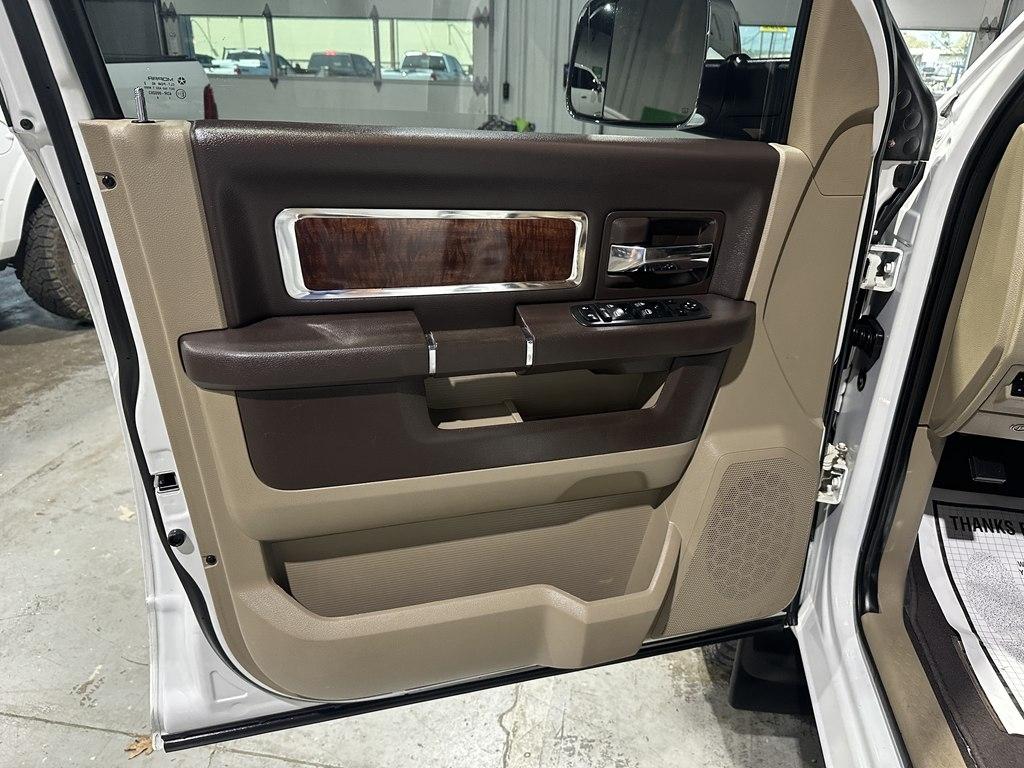 Dodge 3500 4WD Mega Cab 160.5" Laramie 2012