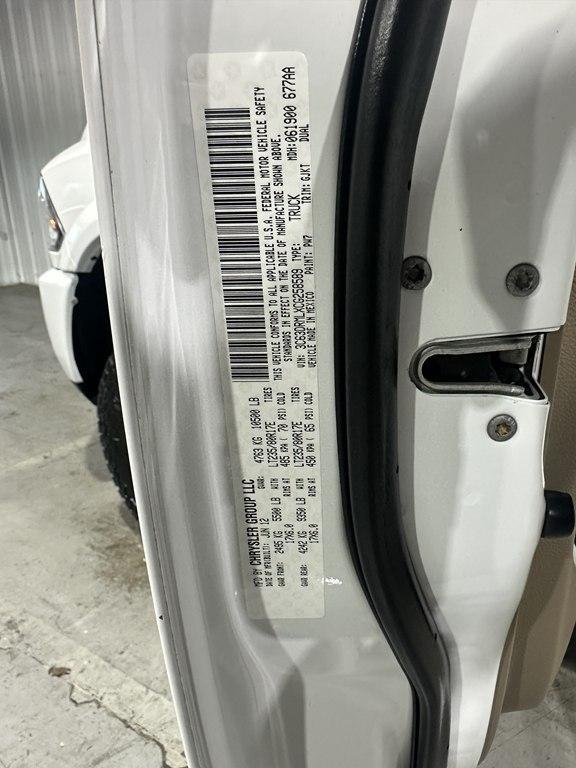 Dodge 3500 4WD Mega Cab 160.5" Laramie 2012