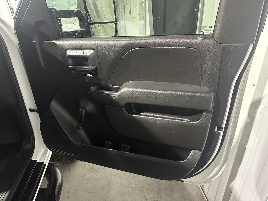 Chevrolet Silverado 2500HD Built After Aug 14 4WD Reg Cab 133.6" Work Truck 2015