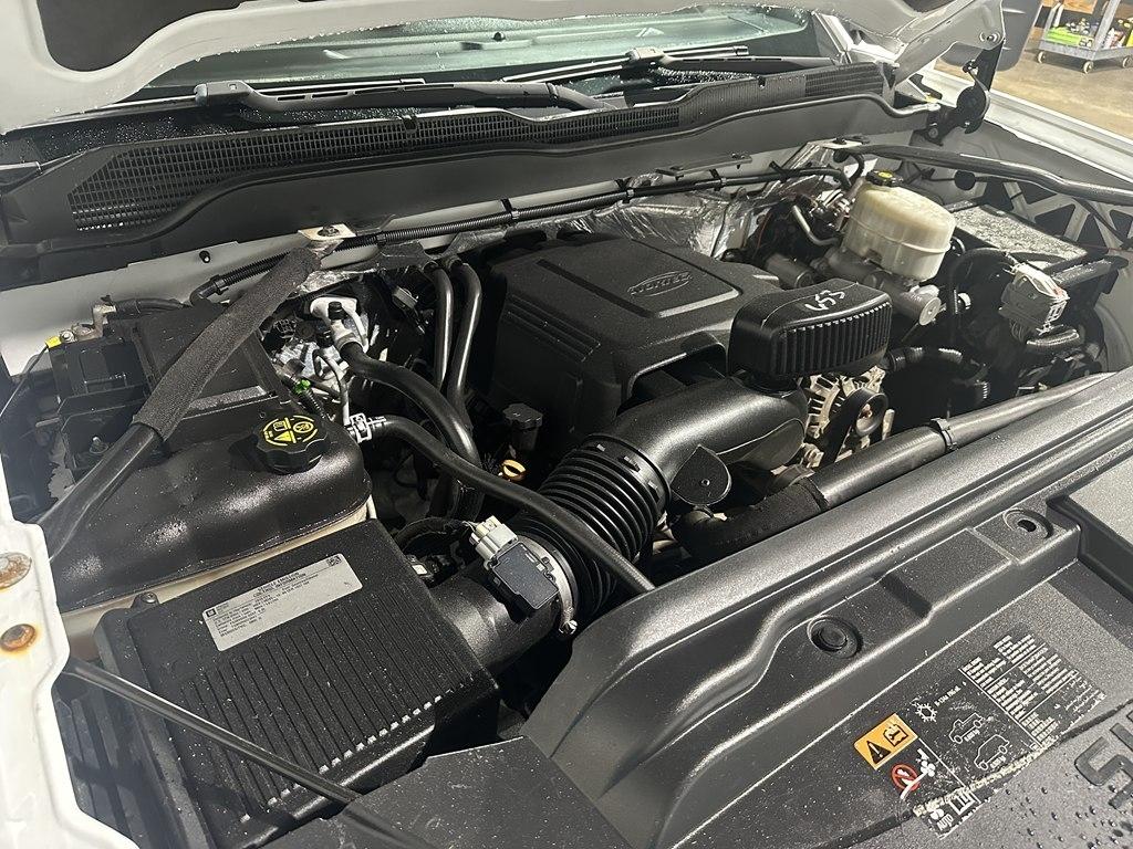 Chevrolet Silverado 2500HD Built After Aug 14 4WD Reg Cab 133.6" Work Truck 2015