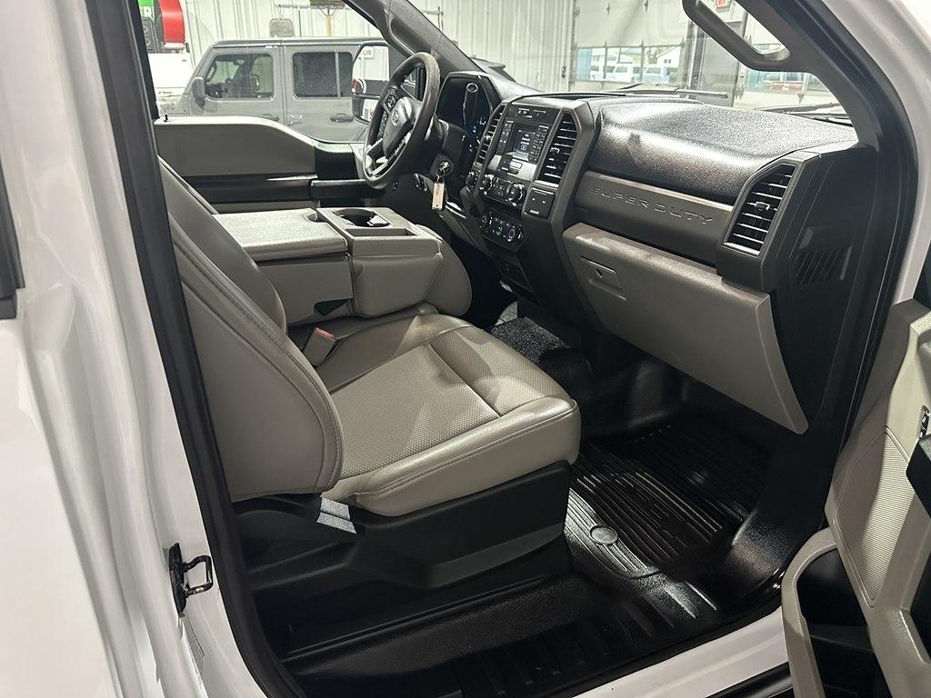 Ford Super Duty F-550 DRW XL 4WD Reg Cab 169" WB 84" CA 2019