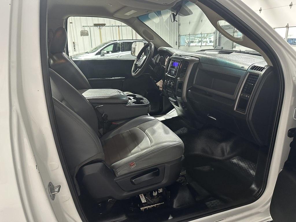 RAM 3500 Chassis Cab Tradesman 2WD Reg Cab 84" CA 167.5" WB 2017