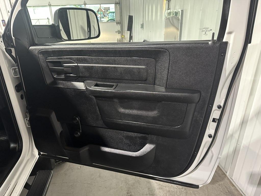 RAM 3500 Chassis Cab Tradesman 2WD Reg Cab 84" CA 167.5" WB 2017