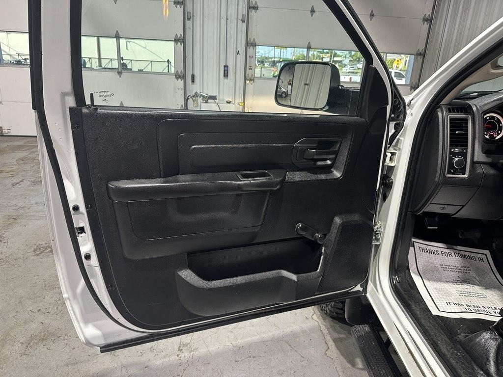 RAM 3500 Chassis Cab Tradesman 2WD Reg Cab 84" CA 167.5" WB 2017