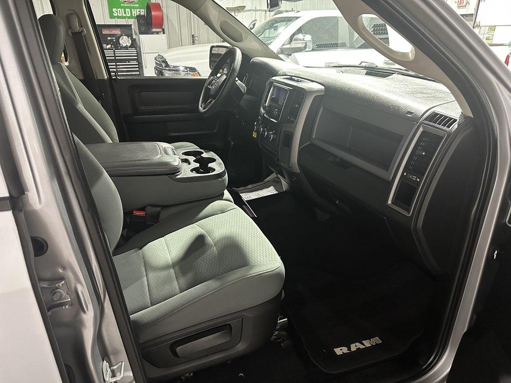 RAM 1500 4WD Crew Cab 140.5" SLT 2019