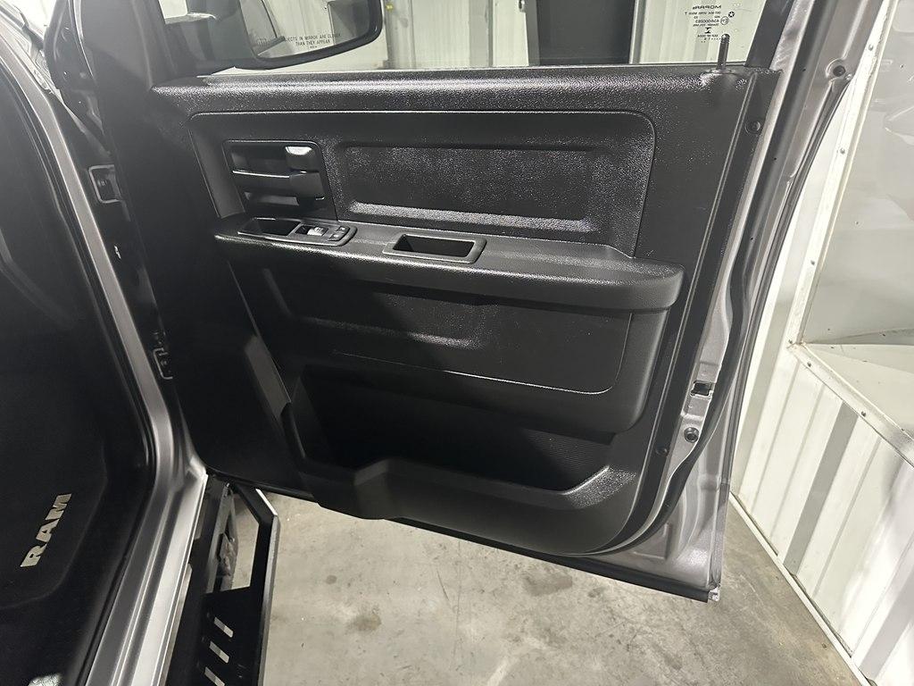 RAM 1500 4WD Crew Cab 140.5" SLT 2019