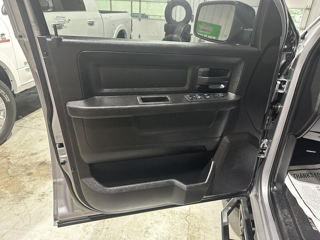 RAM 1500 4WD Crew Cab 140.5" SLT 2019