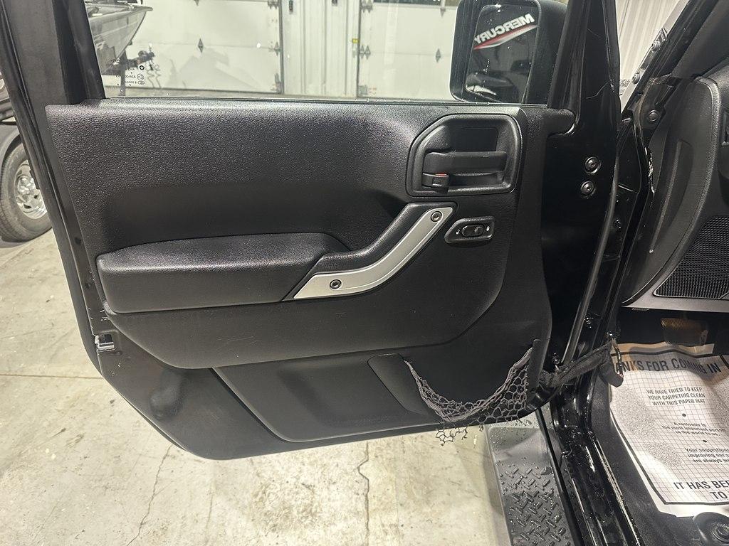Jeep Wrangler Unlimited 4WD 4dr Sahara 2013