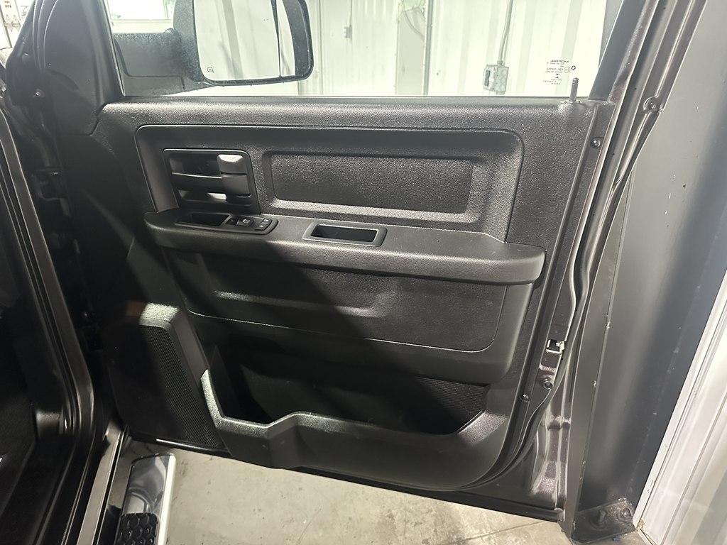 RAM 2500 Tradesman 4x2 Crew Cab 8' Box 2017