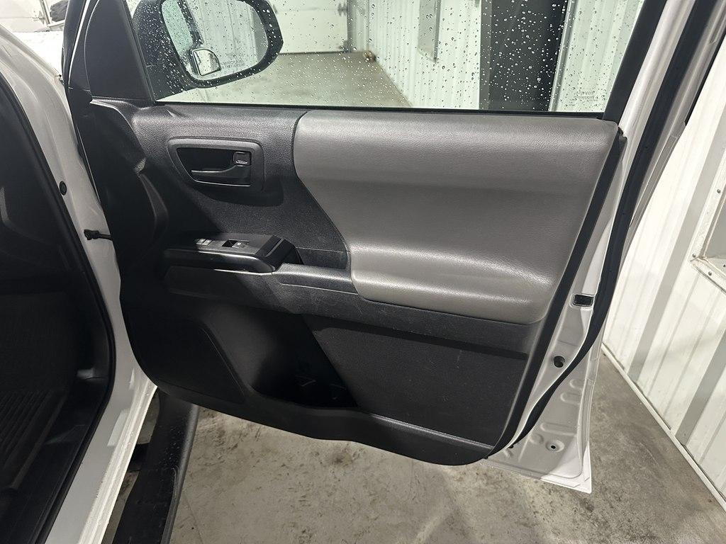 Toyota Tacoma 2WD SR Double Cab 5' Bed I4 AT (Natl) 2022