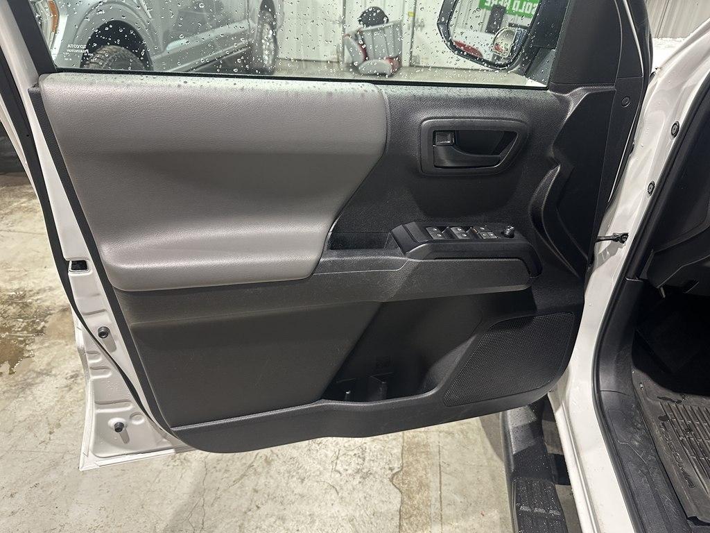 Toyota Tacoma 2WD SR Double Cab 5' Bed I4 AT (Natl) 2022