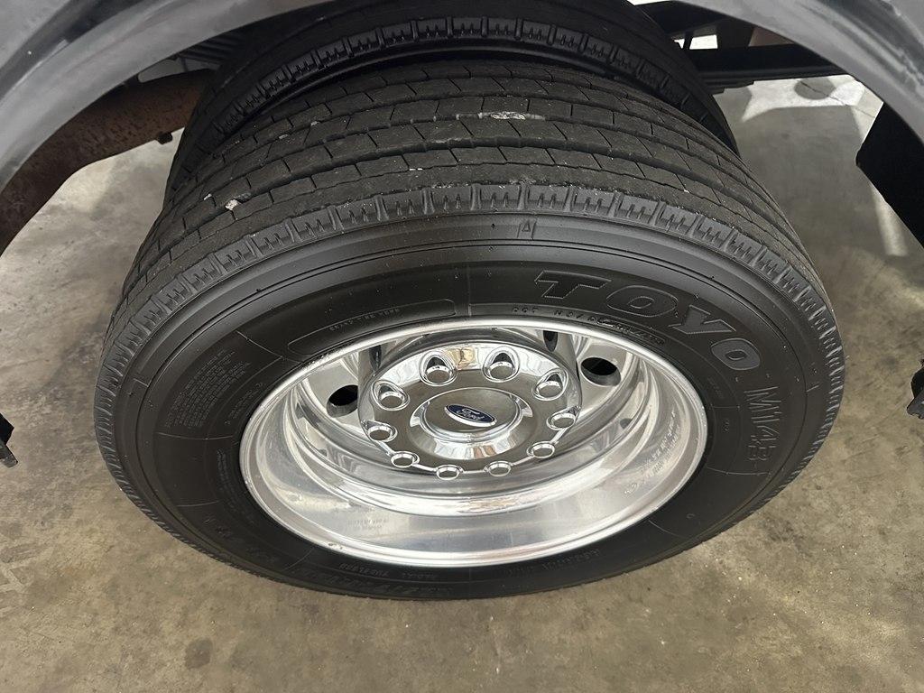 Ford Super Duty F-550 DRW Lariat 4WD SuperCab 168" WB 60" CA 2005