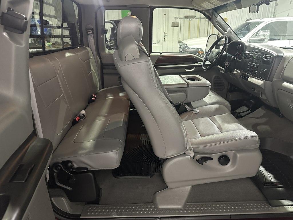 Ford Super Duty F-550 DRW Lariat 4WD SuperCab 168" WB 60" CA 2005