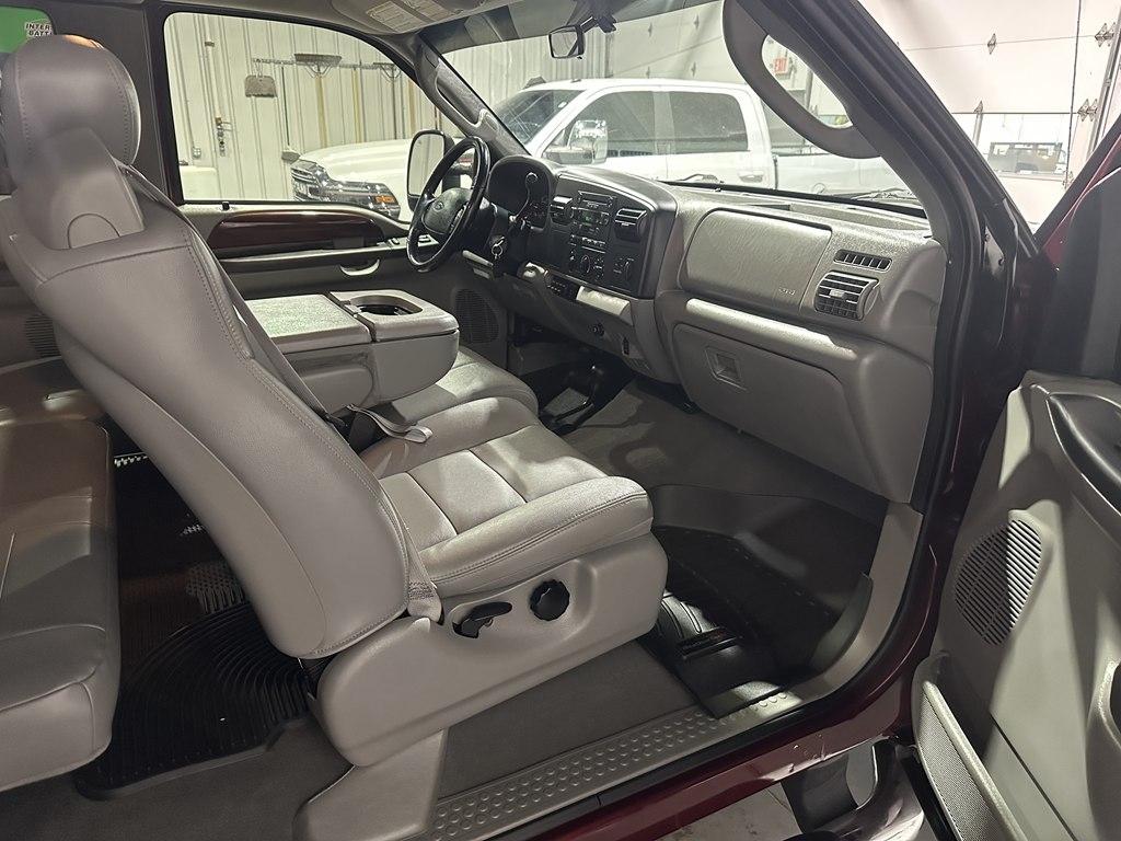 Ford Super Duty F-550 DRW Lariat 4WD SuperCab 168" WB 60" CA 2005