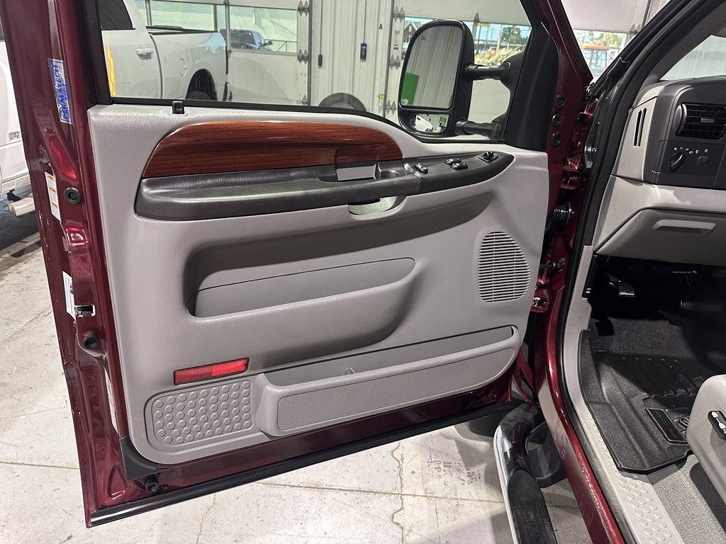 Ford Super Duty F-550 DRW Lariat 4WD SuperCab 168" WB 60" CA 2005