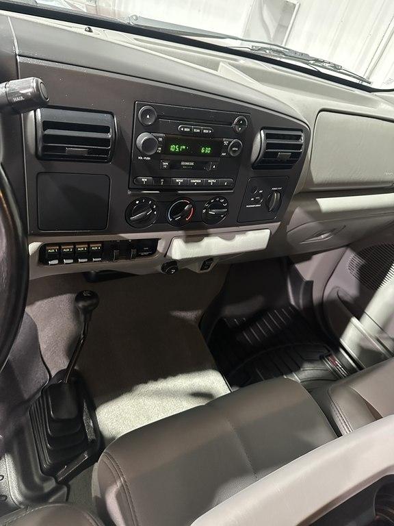 Ford Super Duty F-550 DRW Lariat 4WD SuperCab 168" WB 60" CA 2005