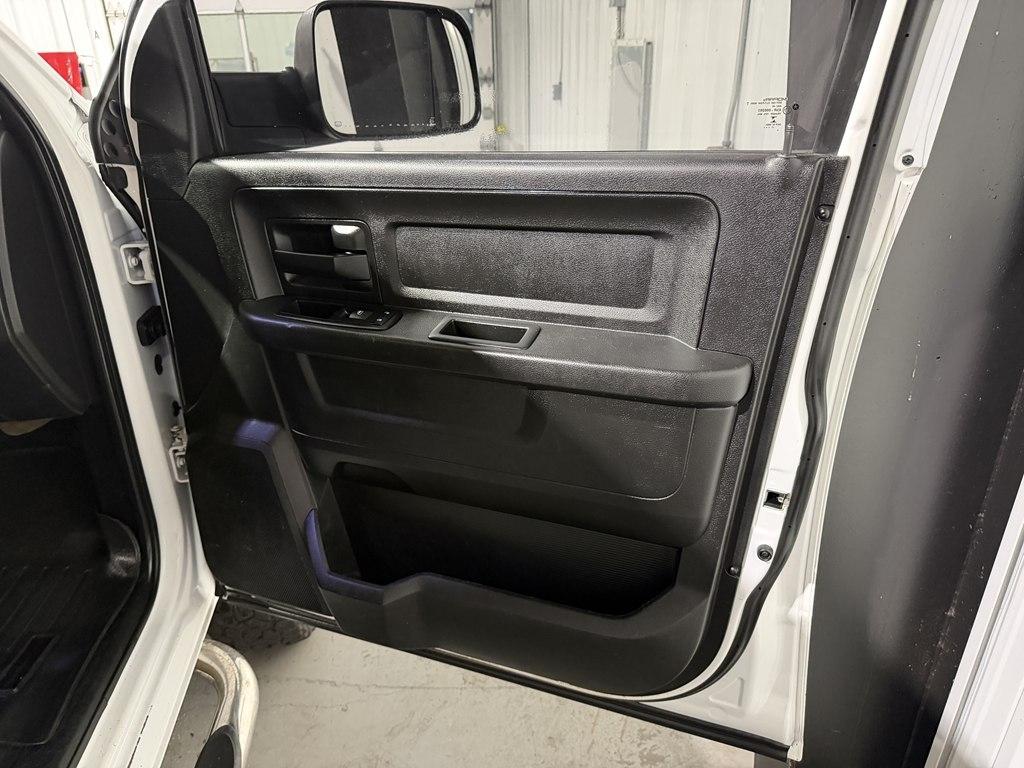 RAM 3500 Tradesman 4x4 Crew Cab 8' Box 2018