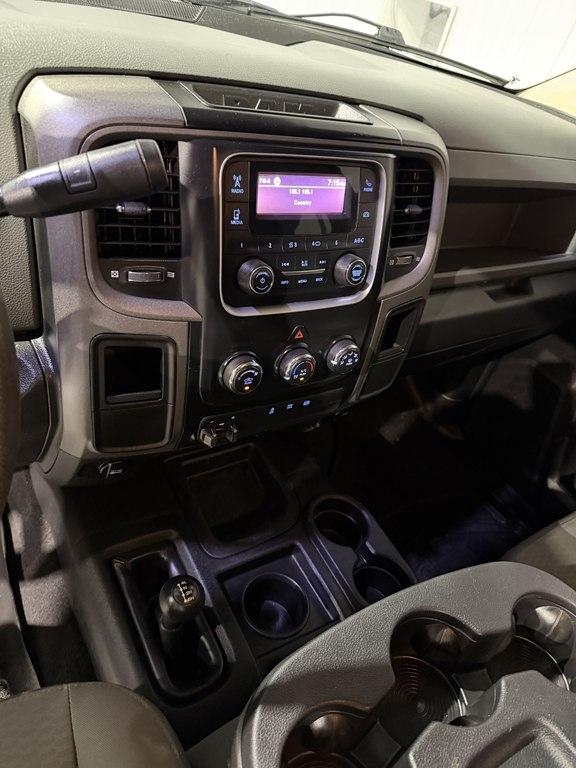 RAM 3500 Tradesman 4x4 Crew Cab 8' Box 2018