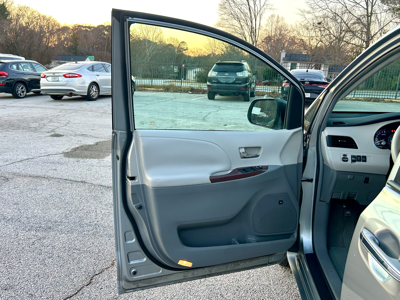 Toyota Sienna XLE 7-Passenger 2011