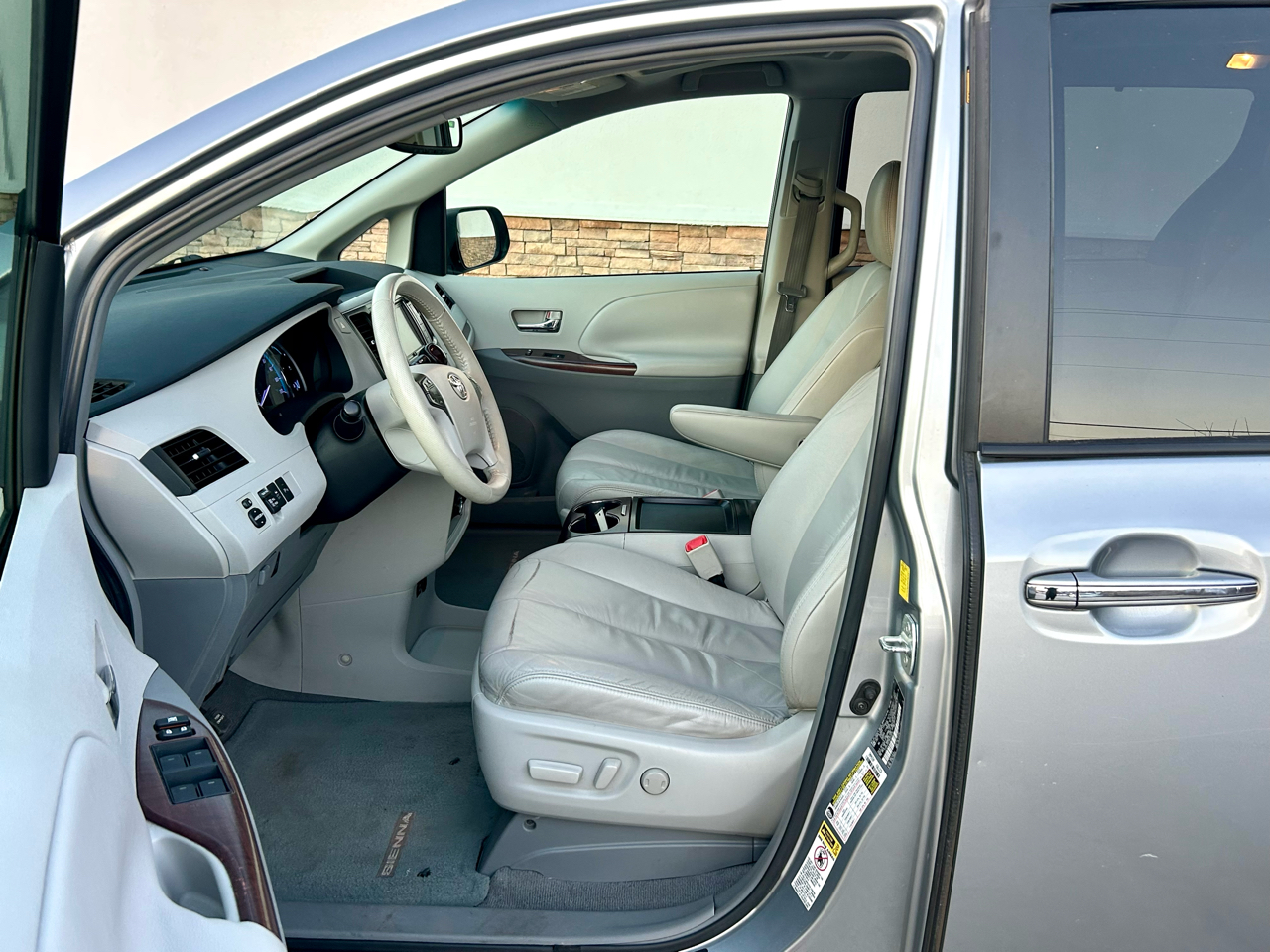 Toyota Sienna XLE 7-Passenger 2011