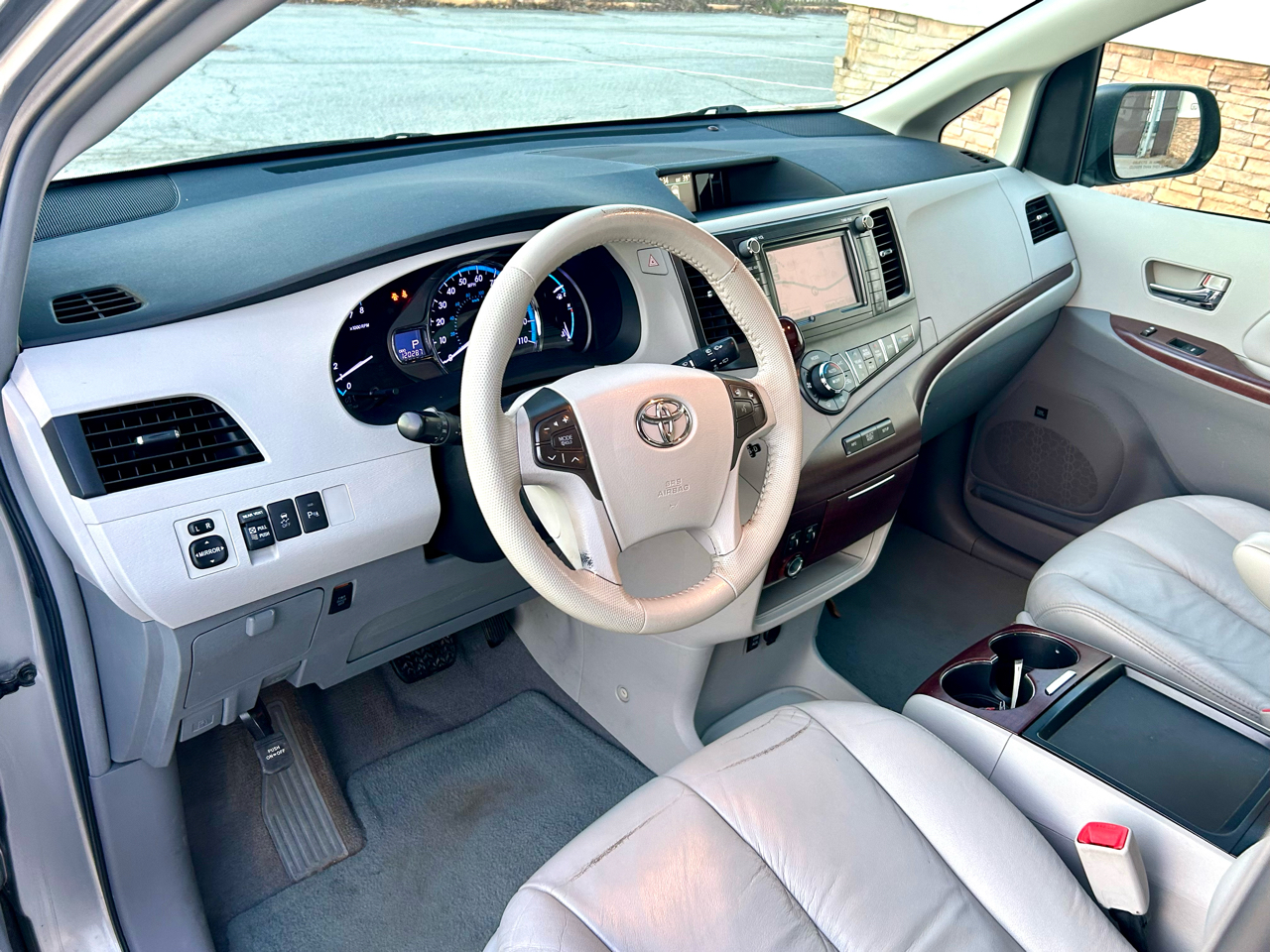 Toyota Sienna XLE 7-Passenger 2011