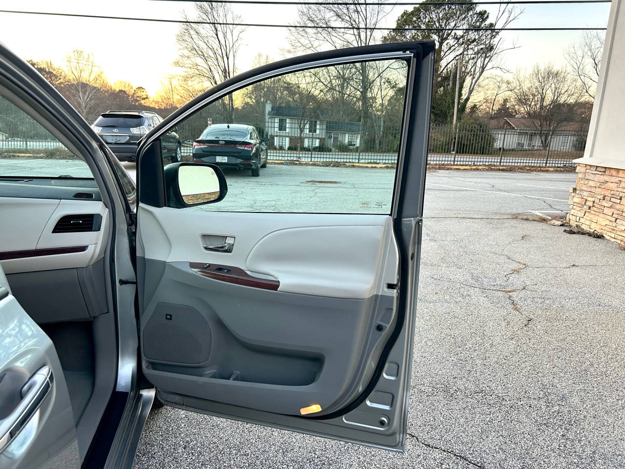 Toyota Sienna XLE 7-Passenger 2011