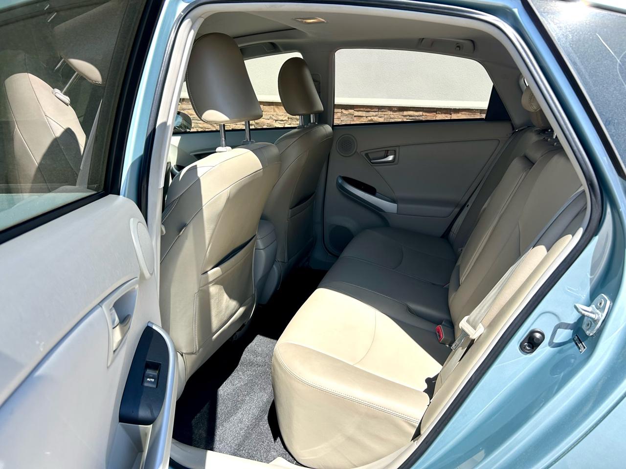 Toyota Prius Prius V 2012