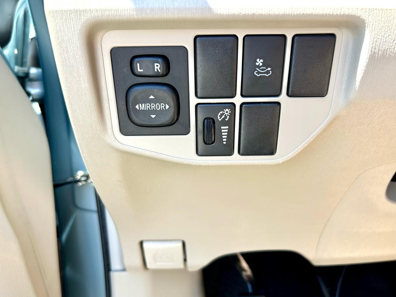 Toyota Prius Prius V 2012