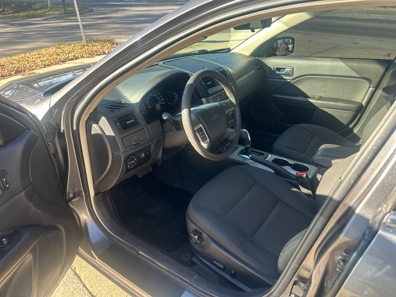 2012 Ford Fusion SE photo 2