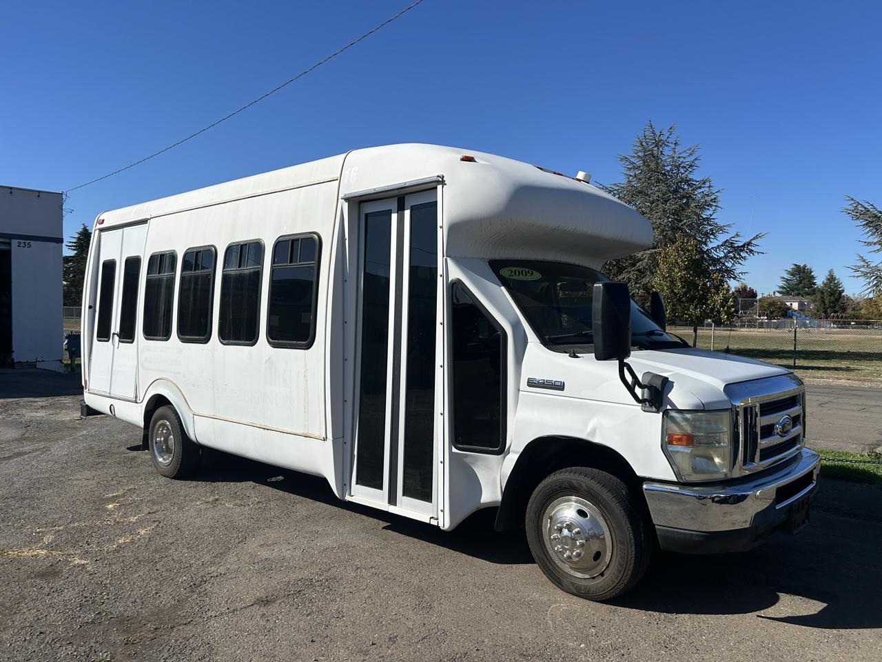 2009 Ford Econoline Commercial Cutaway 16 Passenger bus with wheel chair lift