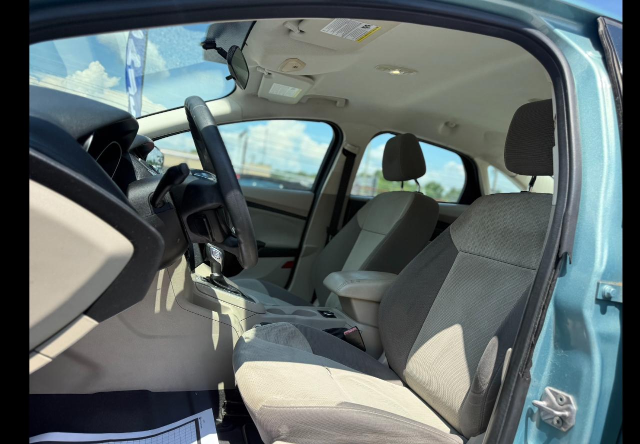 Ford Focus SE Sedan 2012