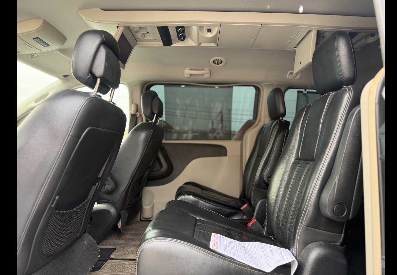 Chrysler Town & Country Touring-L 2012