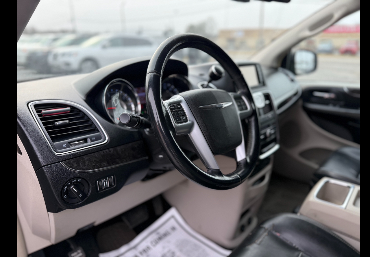 Chrysler Town & Country Touring-L 2012