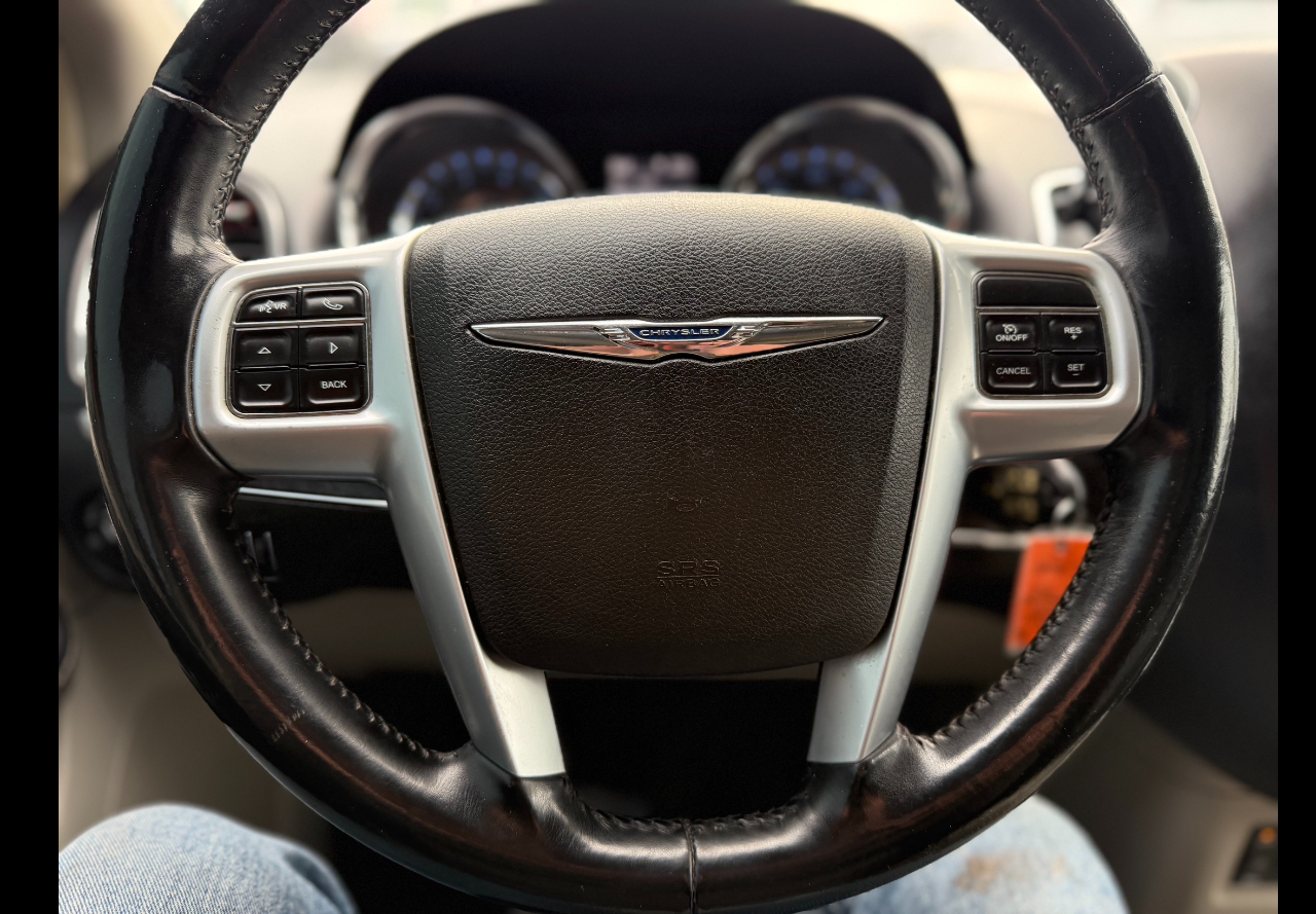 Chrysler Town & Country Touring-L 2012