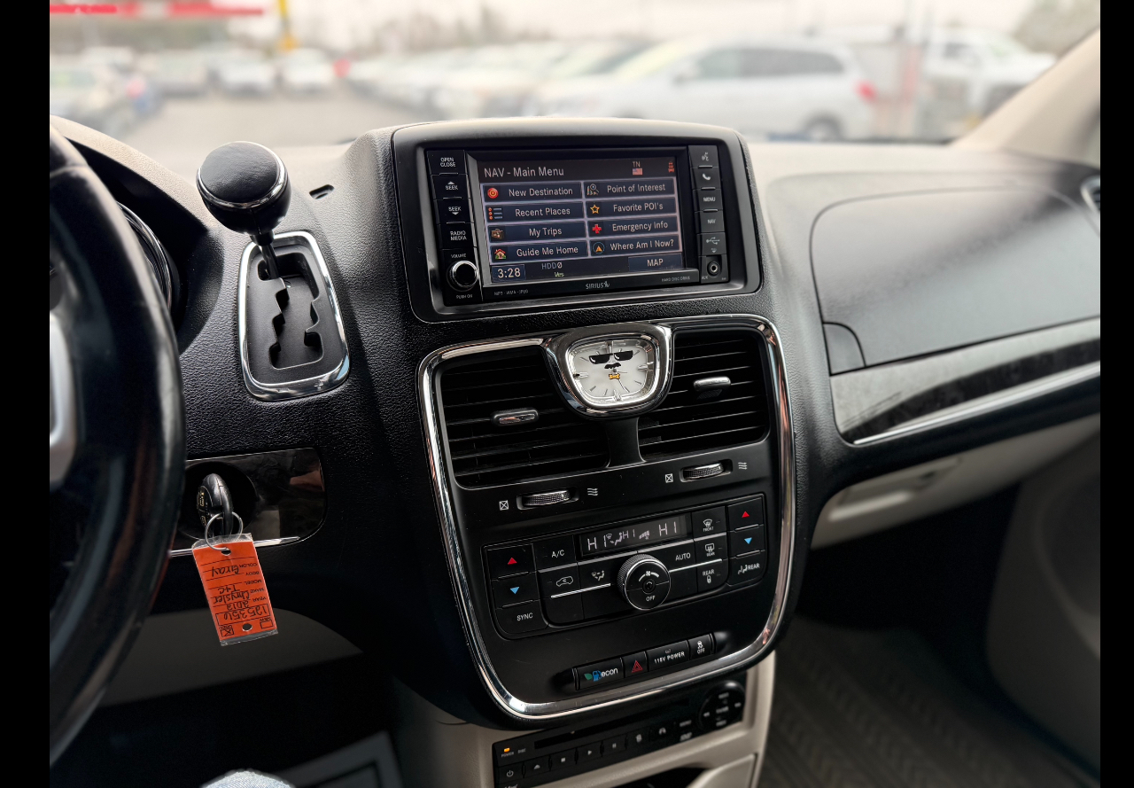 Chrysler Town & Country Touring-L 2012