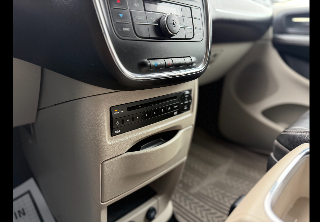 Chrysler Town & Country Touring-L 2012