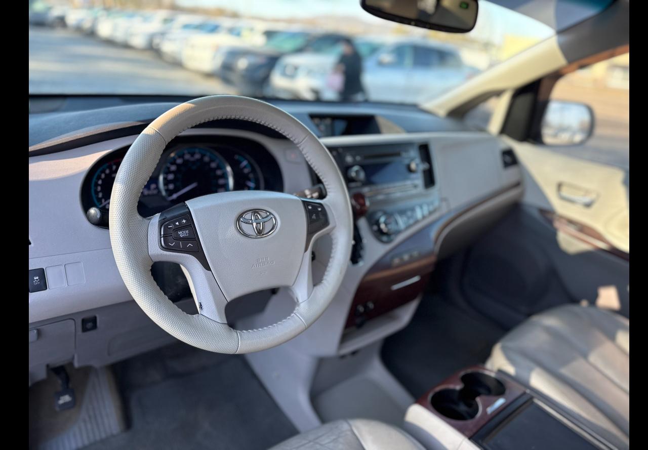 Toyota Sienna XLE 2012