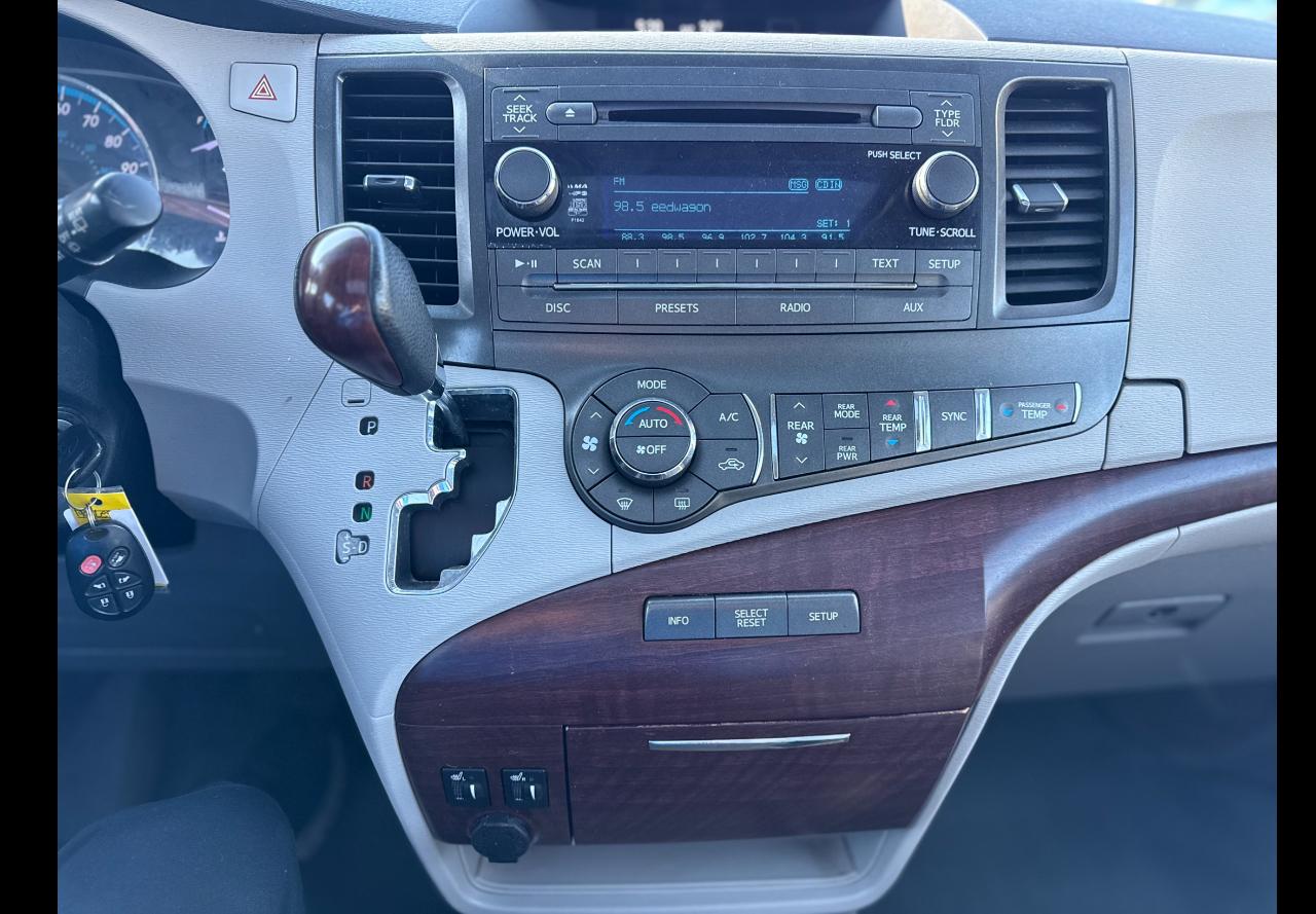 Toyota Sienna XLE 2012