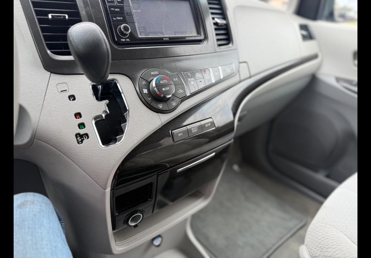 Toyota Sienna LE 2013