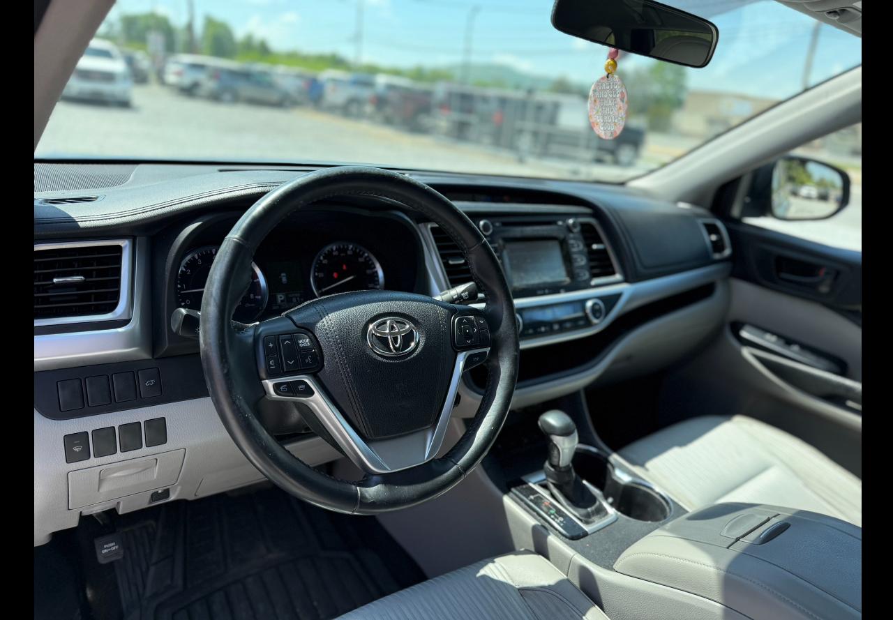 Toyota Highlander LE AWD V6 2015