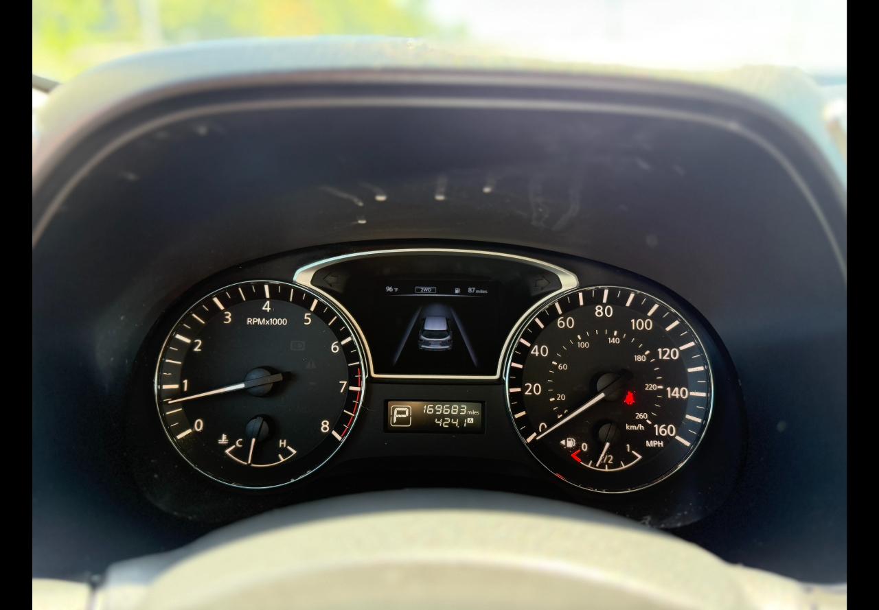 Nissan Pathfinder SV 4WD 2015