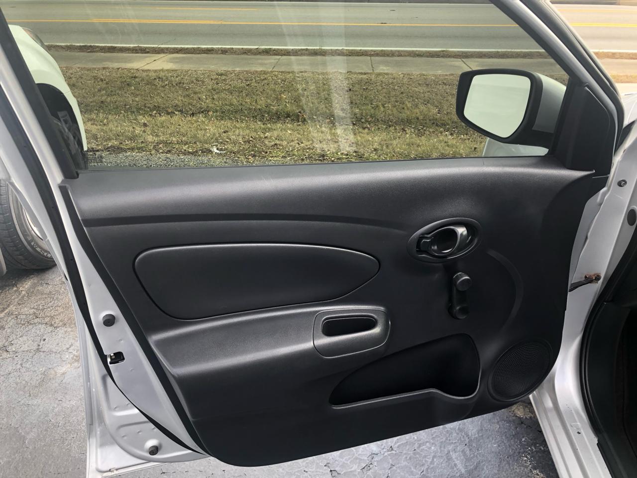 Nissan Versa 1.6 S 5M 2016